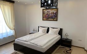 Chic City Rooms
